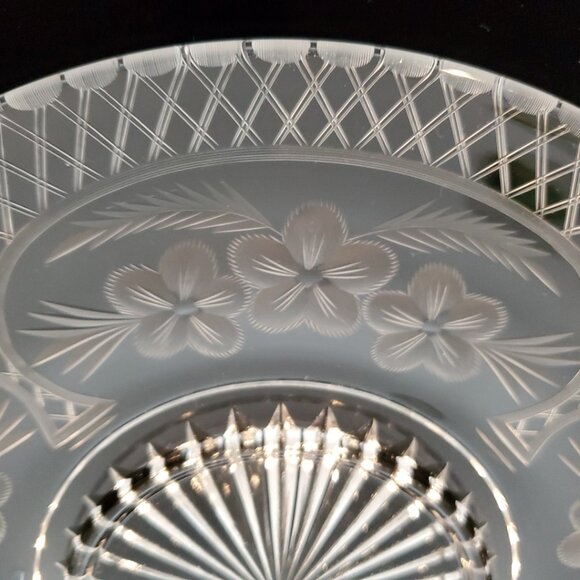 Beautiful Vintage Etched Glass Plate Floral with Starburst Bottom 10" Diameter - Picture 4 of 5